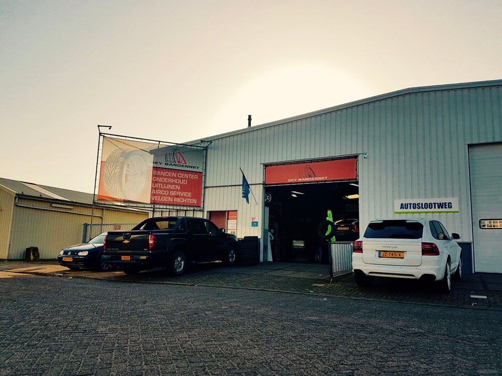 APK-keuring in de werkplaats van Sky Bandennet in Delft